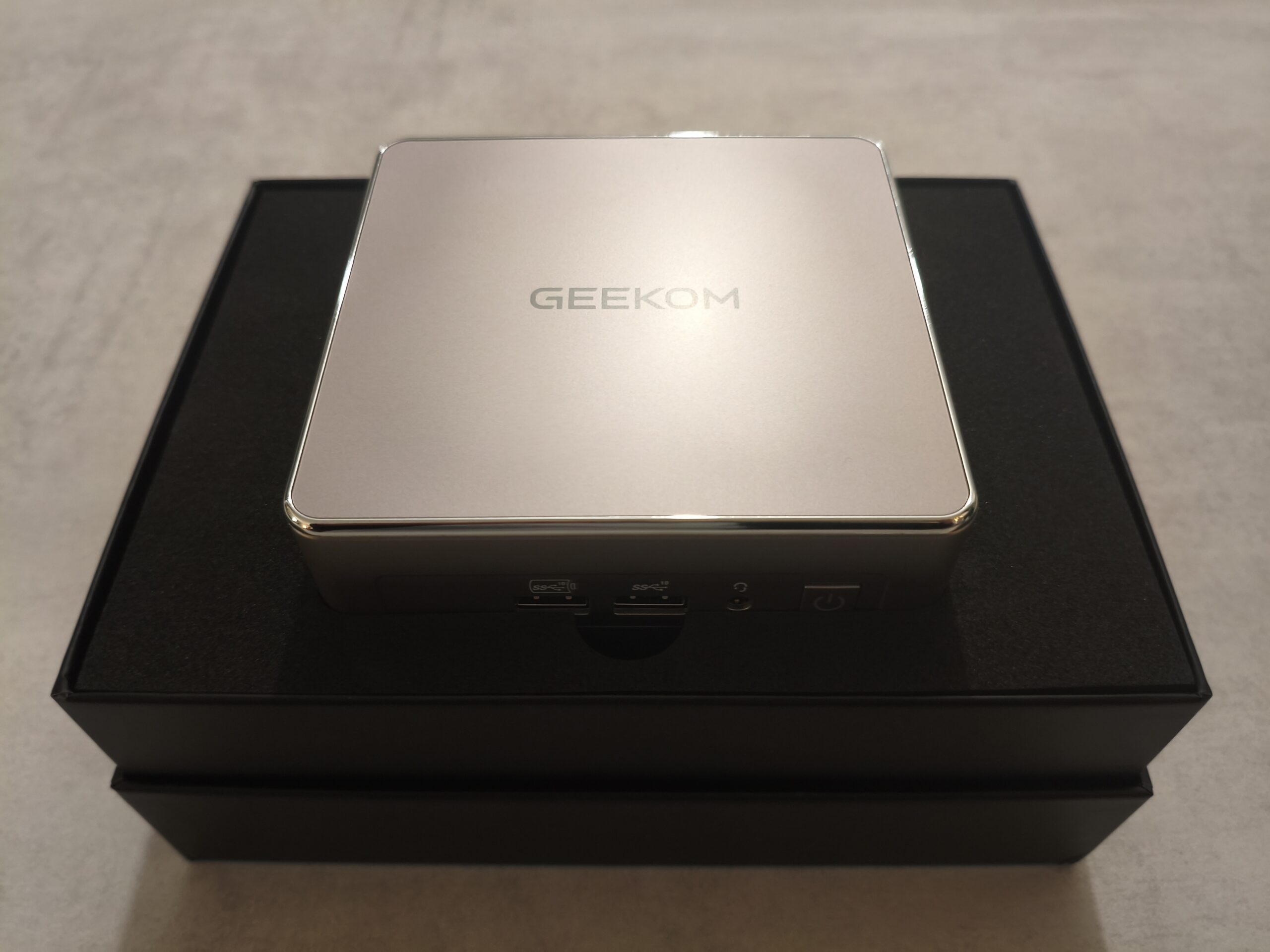 AstucesAideInfo's tweet card. Fatigué des ordinateurs de bureau encombrants et sous-performants ? Le GEEKOM A5 édition 2025 propose une solution compacte et puissante : un mini PC rose chrome mesurant 117x112x49,2 mm, équipé de...