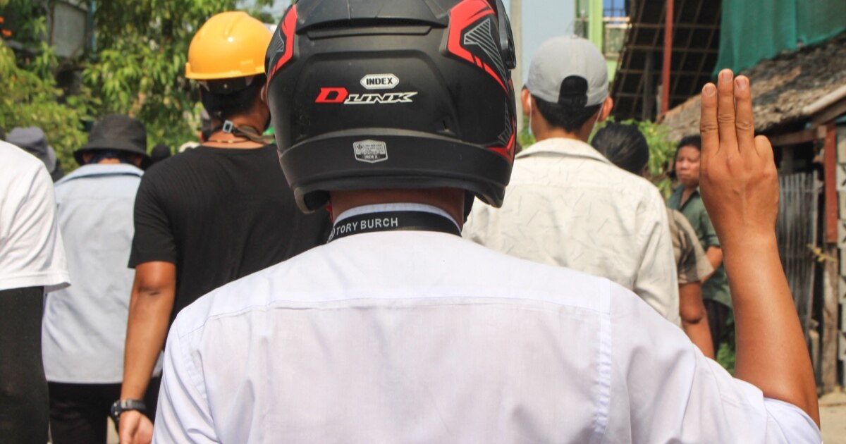 VOABurmese's tweet card. မြန်မာနိုင်ငံအဝှမ်း စစ်တပ်က အာဏာသိမ်းတာကို ကန့်ကွက်ဆန့်ကျင်တဲ့ ဆန္ဒပြလှုပ်ရှားမှုတွေကို အာဏာပိုင်တွေဘက်က ပစ်ခတ်ဖြိုခွင်းတာတွေကြောင့် ဒေသခံပြည်သူတွေသေဆုံးတာတွေ ရှိခဲ့သလို၊ အပြန်အလှန်တိုက်ခိုက်မှုကြေ...