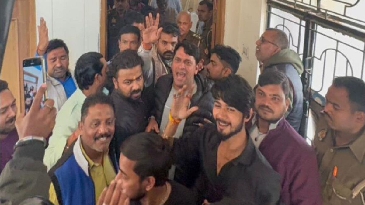 vijaytiwarilive's tweet card. रिपोर्ट : विजय तिवारी प्रयागराज / कैंट थाना क्षेत्र। म्योराबाद इलाके में कथित धर्मांतरण गतिविधि को लेकर शनिवार शाम भारी विवाद खड़ा हो गया। एक निजी घर में चल रही चंगाई सभा (हीलिंग प्रेयर मीटिंग) के...