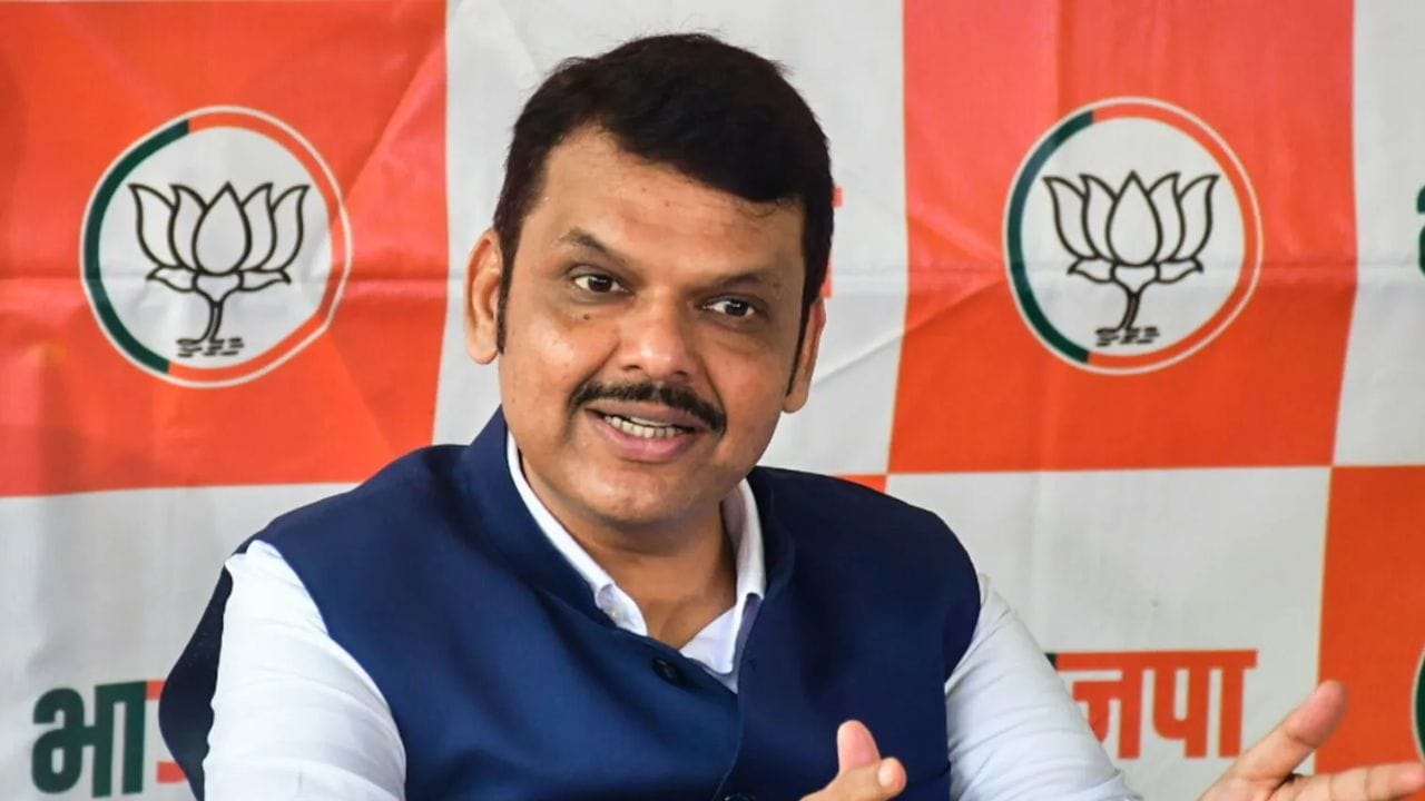 TV9Marathi's tweet card. Devendra Fadnavis : मुंख्यमंत्री देवेंद्र फडणवीस यांनी रविवारी सांगली जिल्ह्यांतील ईश्वरपूर येथे उमेदवारांच्या प्रचारार्थ सभा घेतली. यावेळी बोलताना त्यांनी केलेल्या एका विधानाने संपूर्ण राज्याचे लक्ष...