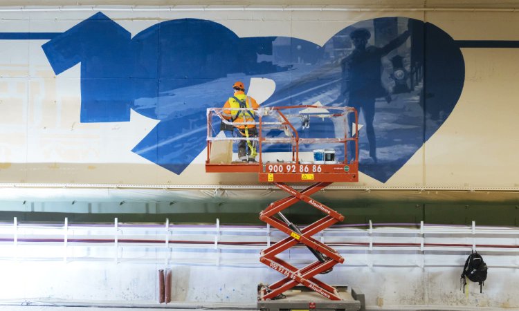 Cultura_21's tweet card. Un tauró viu al Carmel de Barcelona des de fa un any. El 2023 aquest barri recuperava un mural que recrea aquest animal després que els operaris de neteja l’esborressin [...]