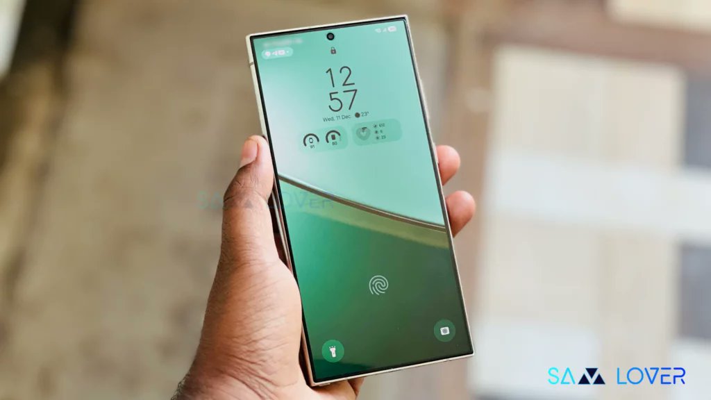 SamLoverBlog's tweet card. Samsung accepted One UI 8’s adaptive clock on the lock screen is creating issues, and recommends updating the LockStar app to solve the issue.