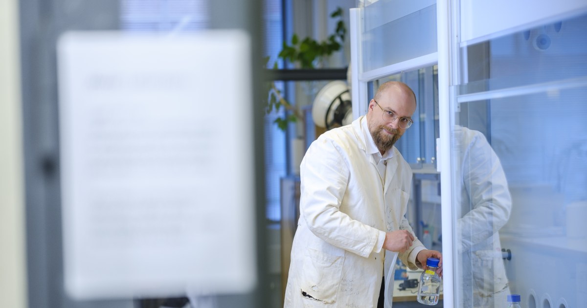 TEK_akateemiset's tweet card. Tekniikan tohtori Juho Uzkurt Kaljusen väitöstyö parantaa jätevesien ravinteiden saamista talteen ja markkinoille. Tekniikan järjestöt palkitsevat hänet ja kaksi muuta opinnäytetyöntekijää tänään...