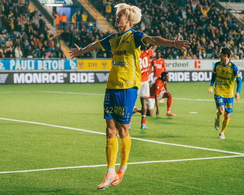 weeklysd's tweet card. 　現地11月30日に開催されたベルギーリーグの第16節で、日本人７選手が所属するシント＝トロイデン（STVV）が、伊藤敦樹を擁するヘントとアウェーで対戦。２－１で勝利し、リーグ戦４連勝を飾った。 ...