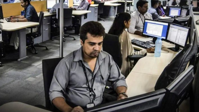 StevenMadec's tweet card. "I just graduated with a computer science degree, and the only company that has called me for an interview is Chipotle."