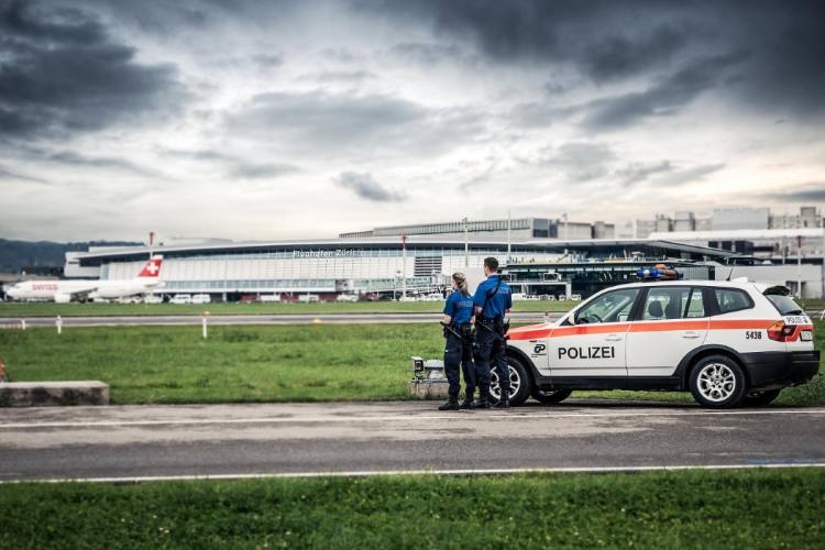 polizeitickerch's tweet card. Die Schweizer Behörden haben 2024 insgesamt 2446 vollziehbare Landesverweisungen registriert. Bis Mitte 2025 haben 69 Prozent der betroffenen Personen die Schweiz kontrolliert verlassen – ein Wert,...