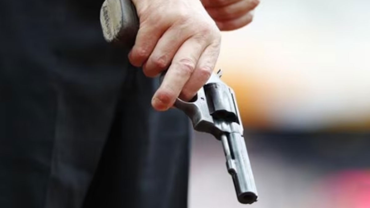 aajtak's tweet card. उत्तर प्रदेश के मुरादाबाद में पति ने पहले पत्नी को गले से लगाया फिर उसकी पीठ में तमंचा सटाकर गोली मार दी. गोली पत्नी के शरीर को चीरते हुए पति के सीने में घुस गई. इससे दोनों की ही एक साथ मौत हो गई....