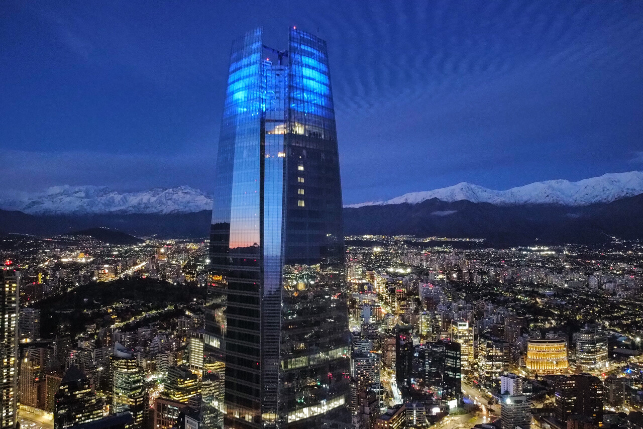 CNNChile's tweet card. Desde el banco central detallaron que el resultado del Imacec se debe al desempeño de los servicios y del comercio.