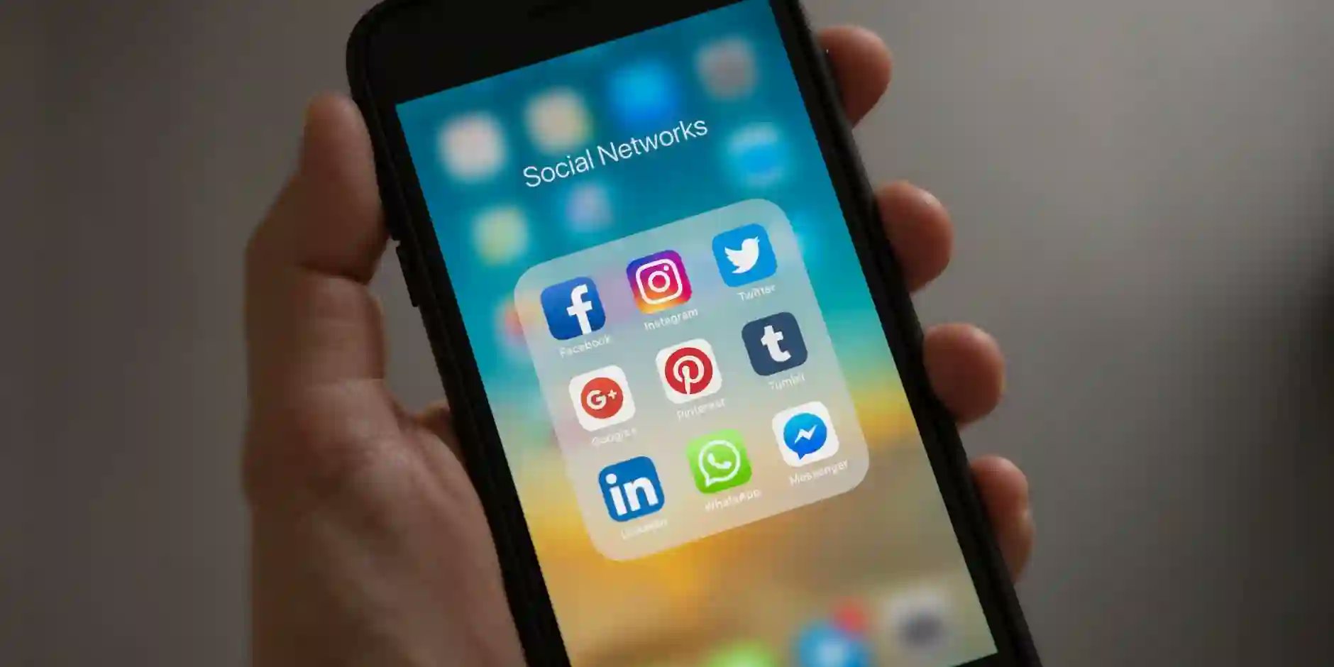 mobo's tweet card. Learn how remote developers can revolutionize your startup in Shoreditch, enhancing productivity and innovation.