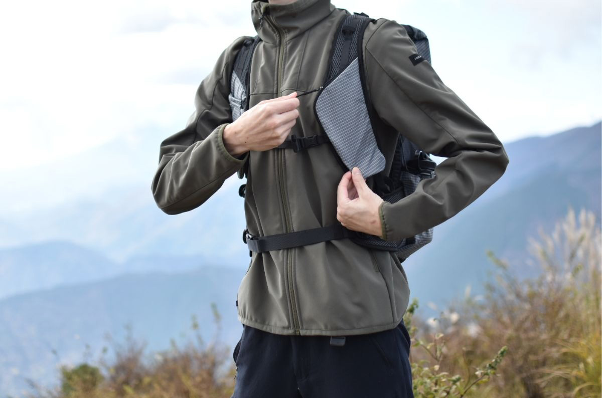 yama_hack's tweet card. 「高品質な登山ギアがほしい！でも値段は抑えたい……」。 ちょっと欲張りだけど切実なそんな願い、フランス発のスポーツブランド「デカトロン」なら叶うかも！？ 日本での知名度はまだそこまで高くありませんが、世界70か国以上に展開し、店舗数はなんと1,700以上。高機能なのにお手頃なアイテムが揃うブランドとして、世界中のアウトドア愛好者に愛されているんです。 今回は、そんなデカトロンの魅力と、実際に...