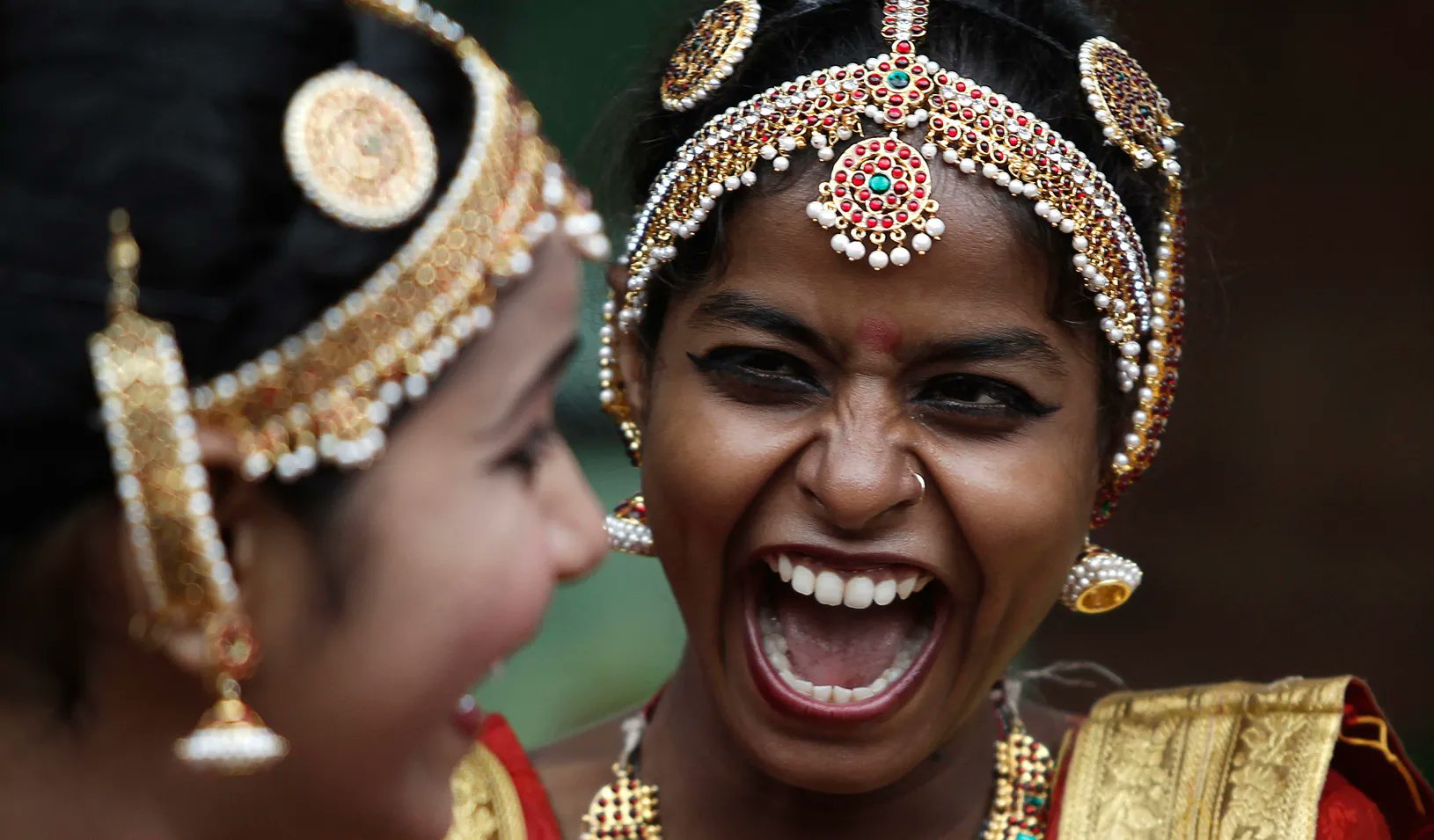 StanfordGSB's tweet card. Jennifer Aaker: How to Make Yourself Happy