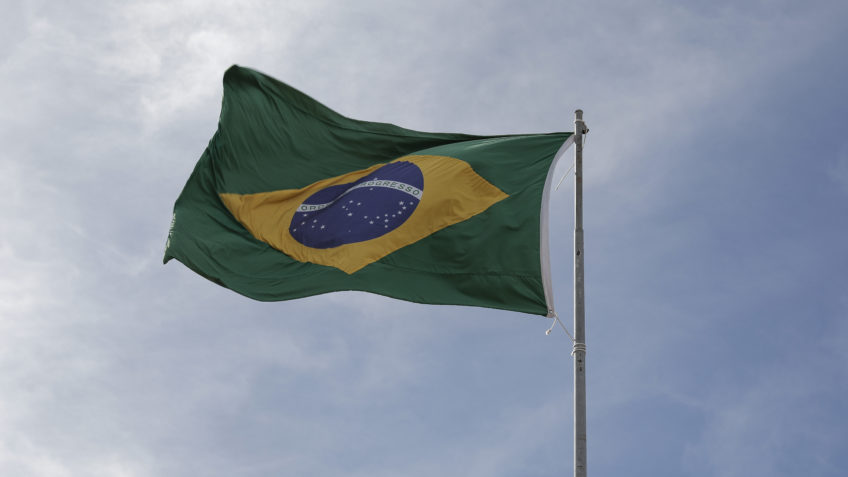 Poder360's tweet card. Em valores nominais, a atividade econômica movimentou R$ 3,2 trilhões de julho a setembro, segundo o IBGE. Leia no Poder360.