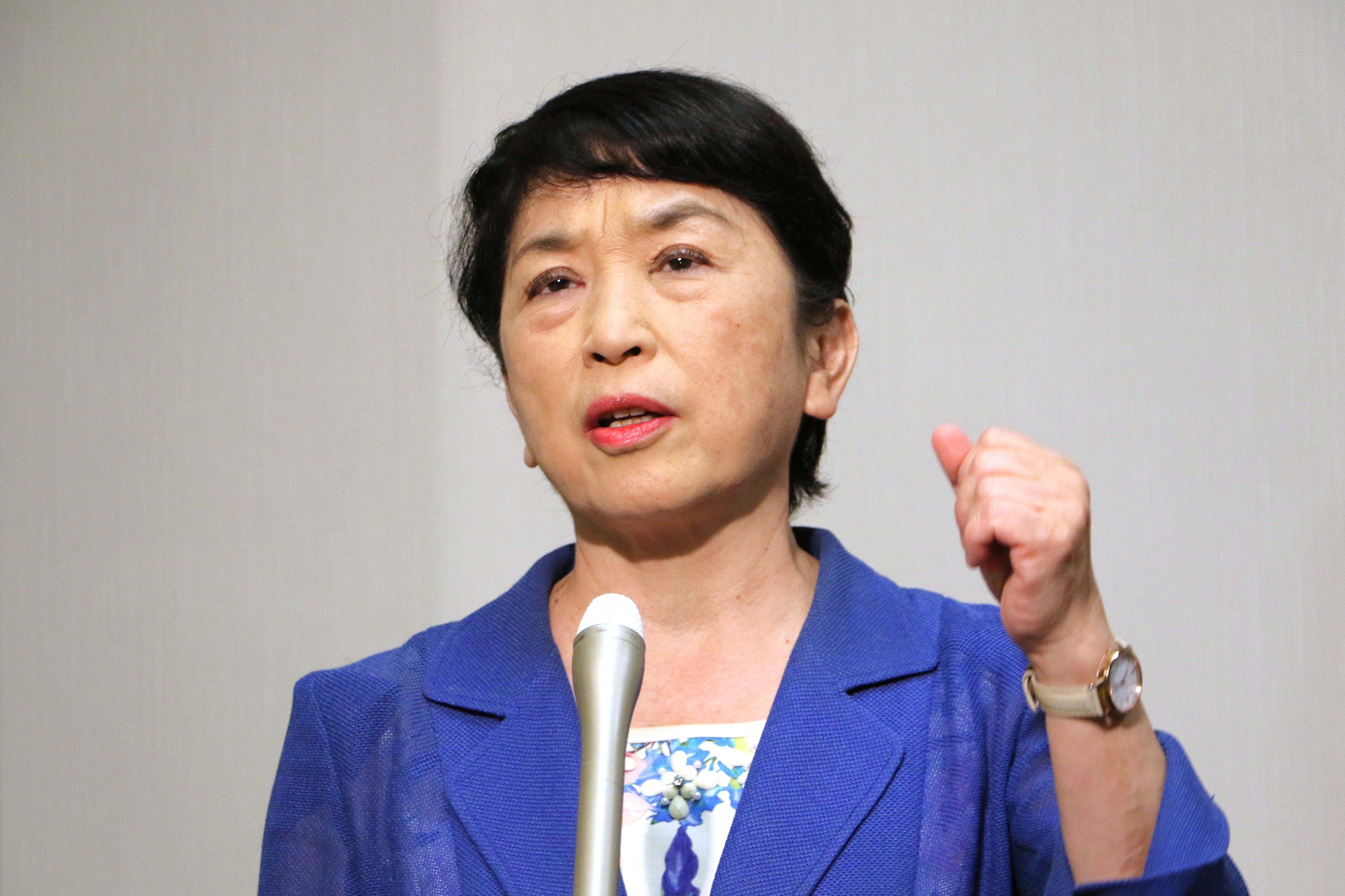 SDPJapan's tweet card.   社民党の福島みずほ党首が１０月４日、参院議員会館で緊急の記者会見を開き、同日の自民党総裁選で高市早苗前経済安保相が新総裁に選ばれたことについて、厳しく批判した。 福島党首は、自民党初の女性総裁が誕生したこと […]