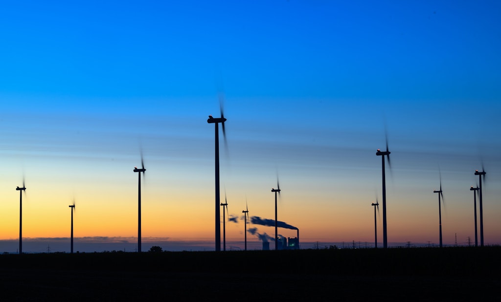 berlinerzeitung's tweet card. Deutschlands Stromnetze geraten an die Grenze. Der Eon-Chef warnt die Merz-Regierung: Der Ausbau der erneuerbaren Energien müsse dringend gebremst werden.