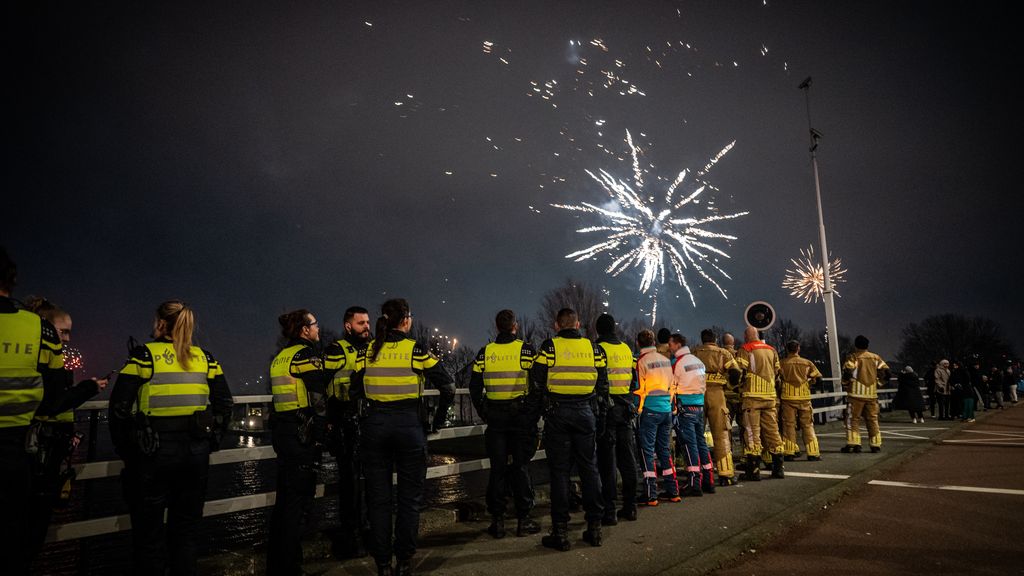NOS's tweet card. Vanmiddag is er in de Tweede Kamer een debat over de ongeregeldheden bij de jaarwisseling. De VVD twijfelt openlijk over een vuurwerkverbod.