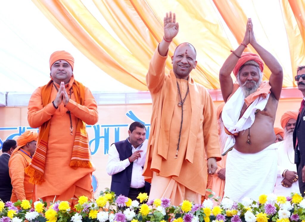 topstorylive's tweet card. Uttar Pradesh/Haryana : उत्तर प्रदेश के मुख्यमंत्री व गोरक्षपीठाधीश्वर महंत योगी आदित्यनाथ ने साधु-संतों के समक्ष दो बातें रखीं और समाज को चेताया। उन्होंने