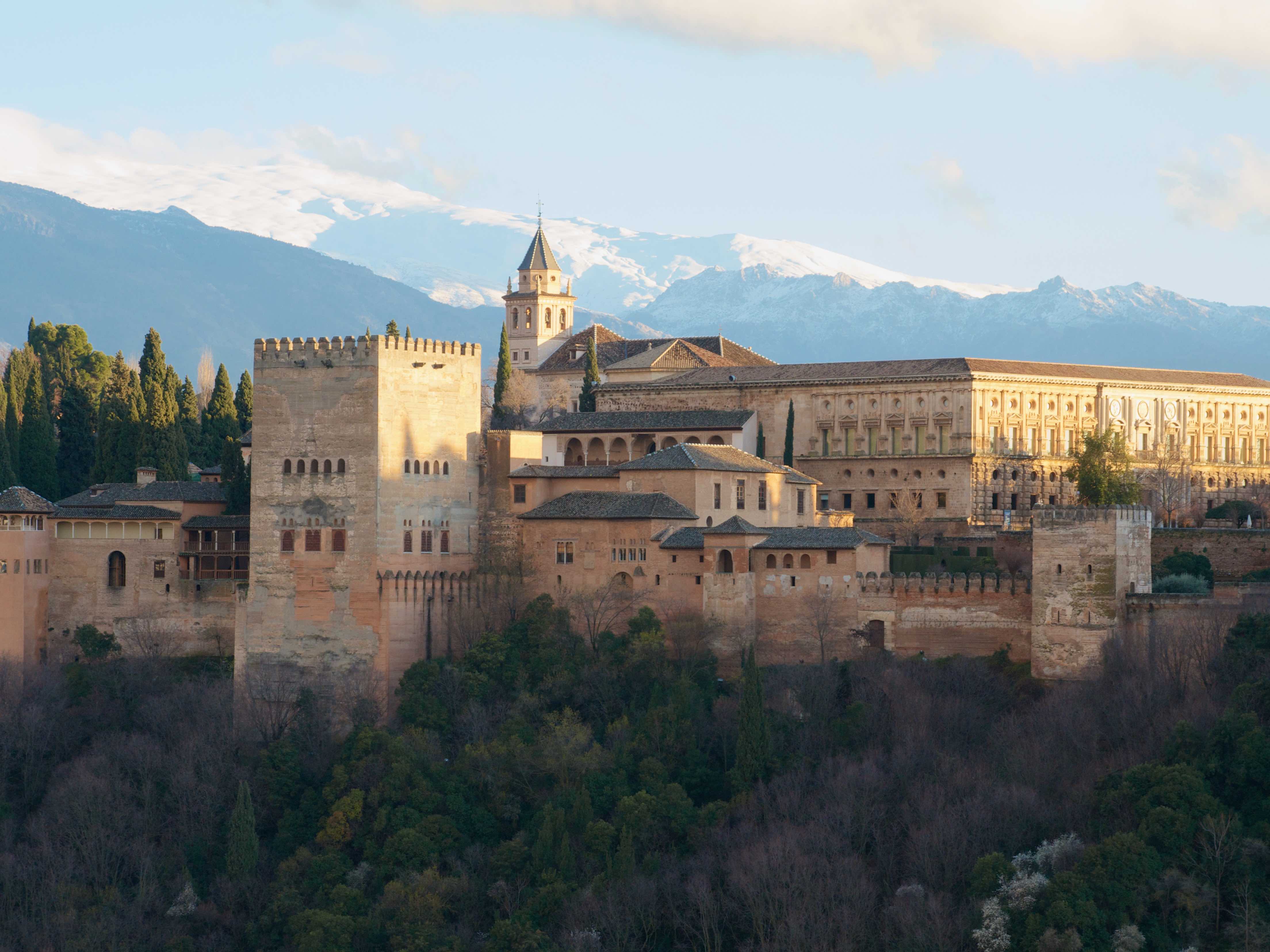 Werner's tweet card. The new AWS Europe (Spain) Region is ready for use. Now, go build!