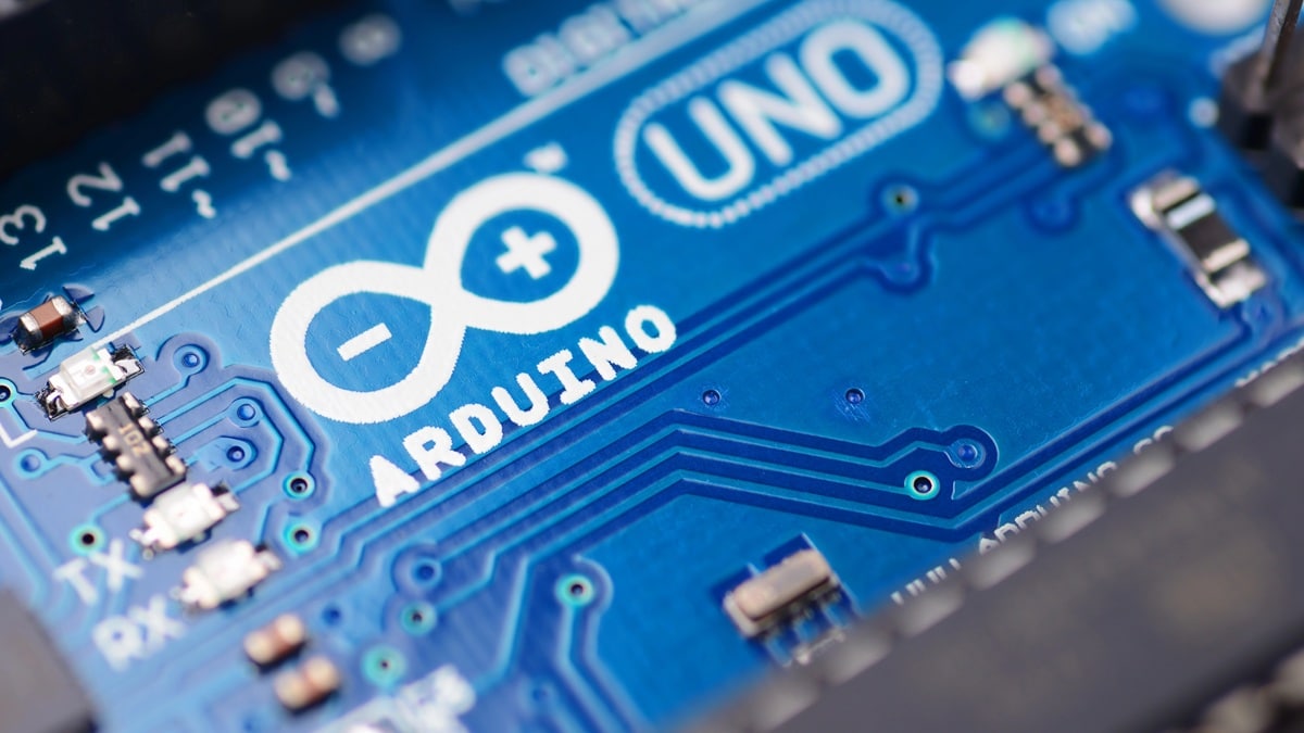 AndroidMT's tweet card. Restrictions sur le reverse engineering, droits élargis sur les contenus et inquiétudes Open Source après le rachat d’Arduino par Qualcomm.