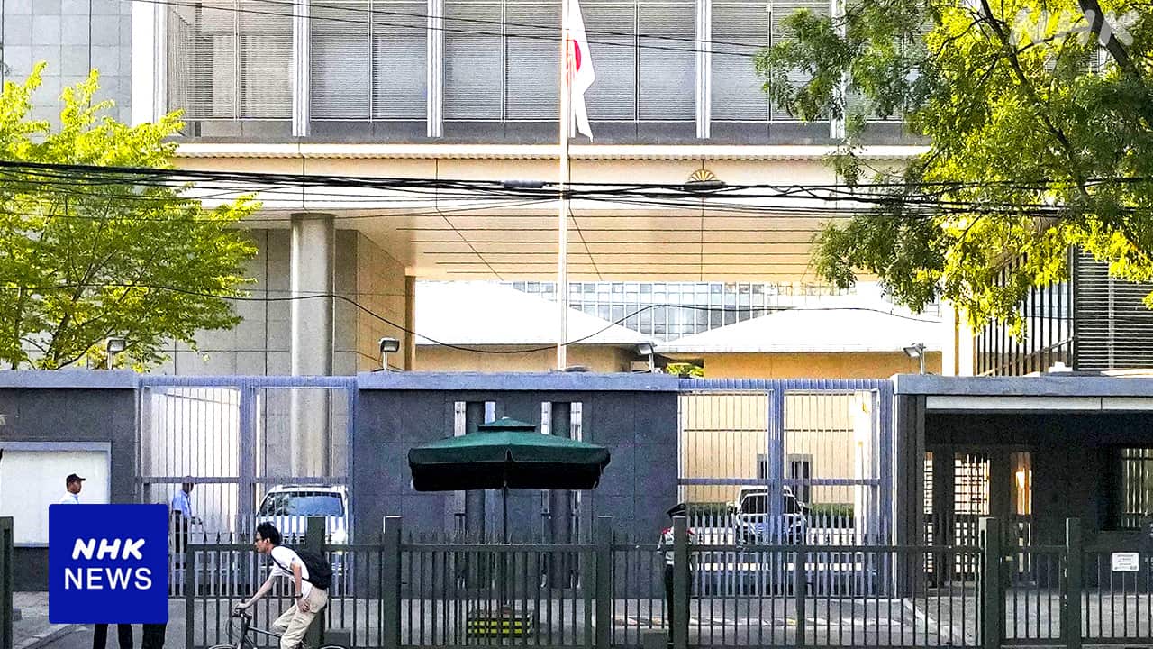 nhk_news's tweet card. 【NHK】高市総理大臣のいわゆる「台湾有事」をめぐる国会答弁に対し、中国メディアが、日本への非難を連日続けていることなどを受けて、北京にある日本大使館は17日夜、中国にいる日本人に対し、安全確保に努めるよう呼び