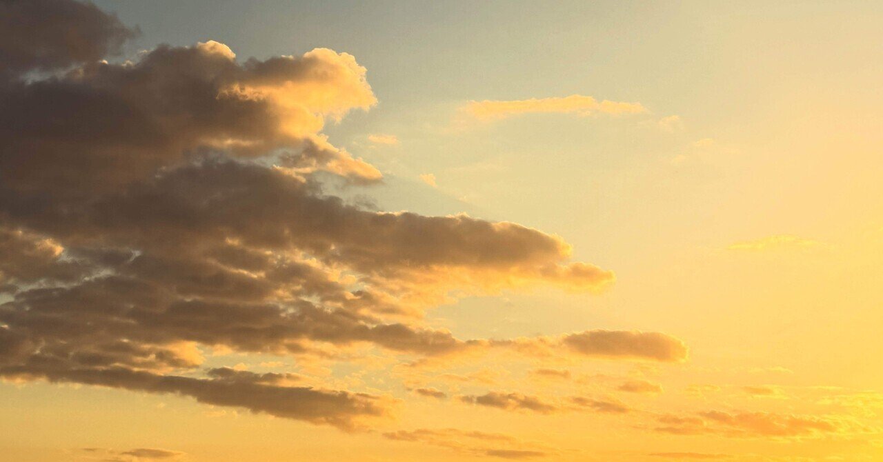 _whiteday_314's tweet card. 帰り道、と言う言葉は僕にとってポジティブな言葉ではない。かと言ってネガティブでもない。 いつもどこかから帰るとき、僕は黒板に白いチョークで書かれたグラフを思い浮かべる。僕にとって、帰るという動作はある座標から、原点に向けて線を引くような動作に思えた。 ある座標が負の値の場合、帰ると言う動作は値を0に近づけるという意味でポジティブかもしれない。ある座標が正の場合はネガティブな動作かもしれない。...