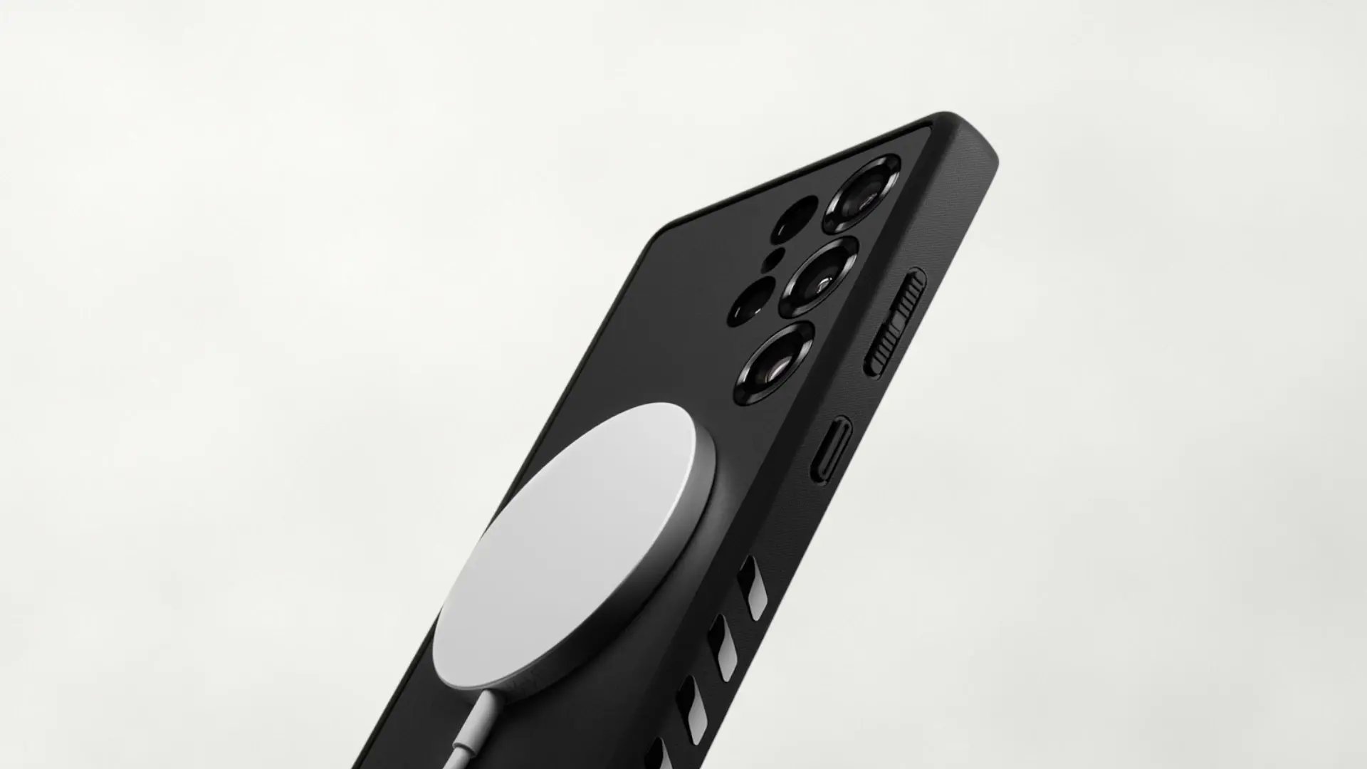 ProAndroid's tweet card. Samsung prepara al Galaxy S26 para su primer gran salto en carga inalámbrica en años: de 15W a 20-25W con Qi2 y posible carga rápida de 60W por cable.