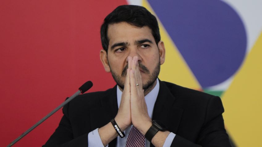 Poder360's tweet card. Senador afirma que indicado ao STF "terá de desfazer tudo o que escreveu" em parecer favorável ao bloqueio de emendas. Leia no Poder360.