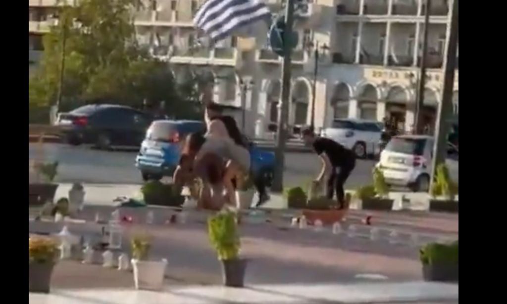 FoniLogikis_A_L's tweet card. Η χθεσινή θρασύτατη επίθεση μπροστά στο Μνημείο του Αγνώστου Στρατιώτη αποτελεί κόκκινη γραμμή. Τρεις νεαροί, οπλισμένοι με κοντάρια —σε κάποια από τα οποία