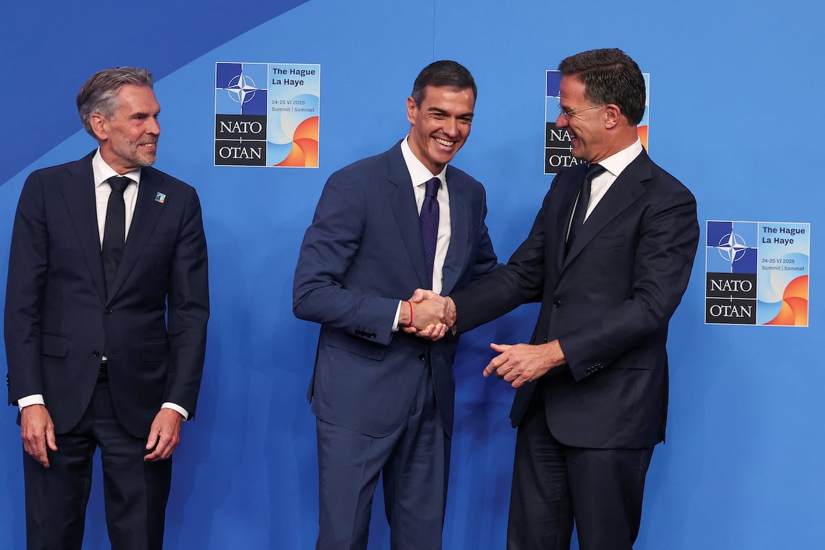 el_pais's tweet card. La Autoridad Fiscal calcula que España necesitará un ajuste de 30.000 millones por llevar el gasto militar al 3,5% del PIB. El BCE estima que la deuda aumentará en 10 puntos por el mayor gasto en...