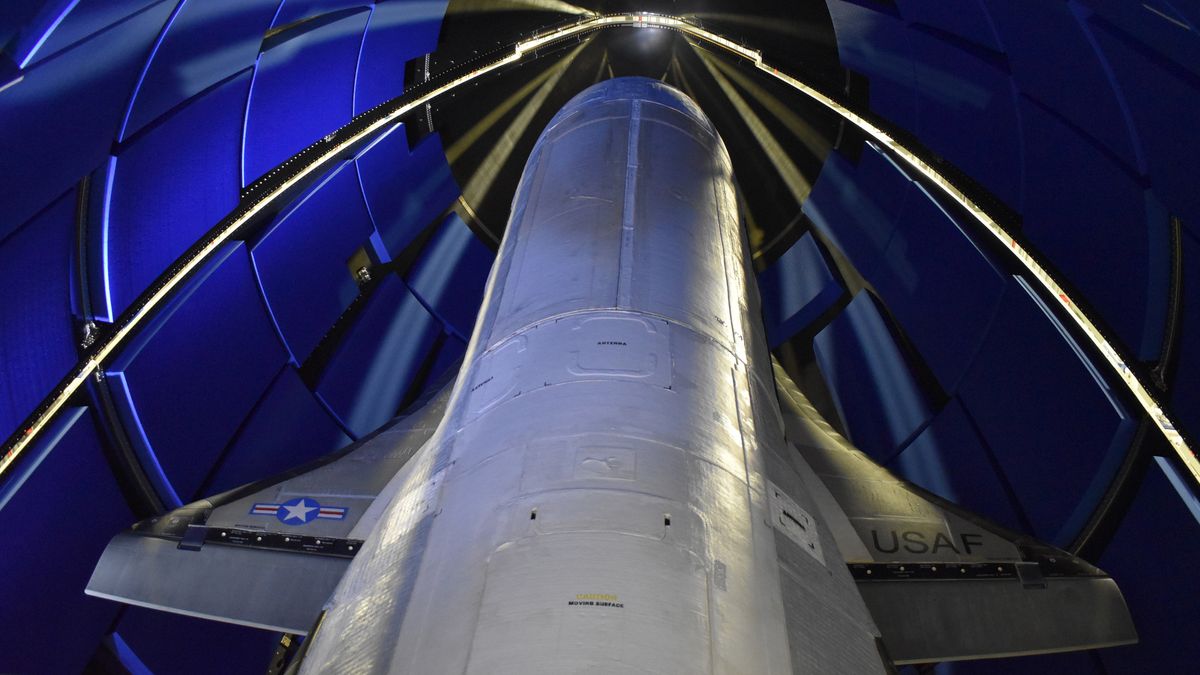 SciTechComm's tweet card. A rundown of known facts about the Department of Defense's X-37B orbital vehicle.