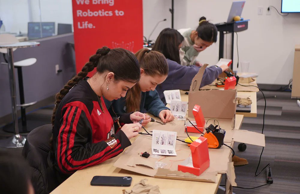 SwanteSH's tweet card. Organisasi robotika terkemuka MassRobotics kembali membuka kesempatan emas bagi siswi sekolah menengah atas yang tertarik dalam bidang Science, Tech