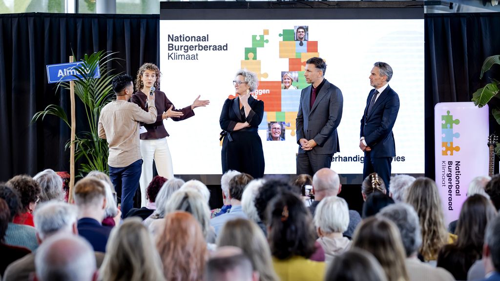 erikdezwart's tweet card. Hoe reizen we, wat eten we en hoe kan dit allemaal klimaatvriendelijker? Met die vraag gingen 175 Nederlanders aan de slag. Vandaag presenteerden ze hun advies.