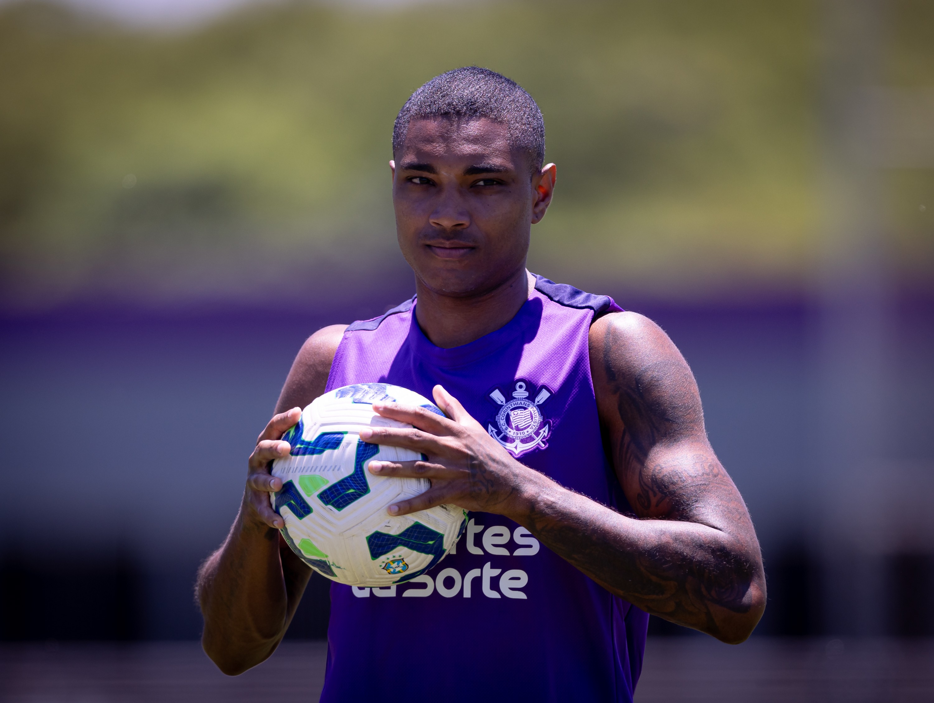 ge_timao's tweet card. Atacante Vitinho saiu do banco e fez jogada decisiva no empate do Corinthians contra o Botafogo. Ele diz estar louco para marcar seu primeiro gol!