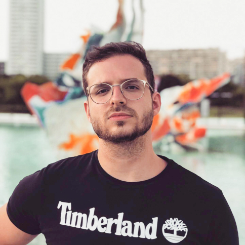 LabCave's tweet card. El juego ya cuenta con cientos de descargas y muy buenas críticas en la aplicación móvil