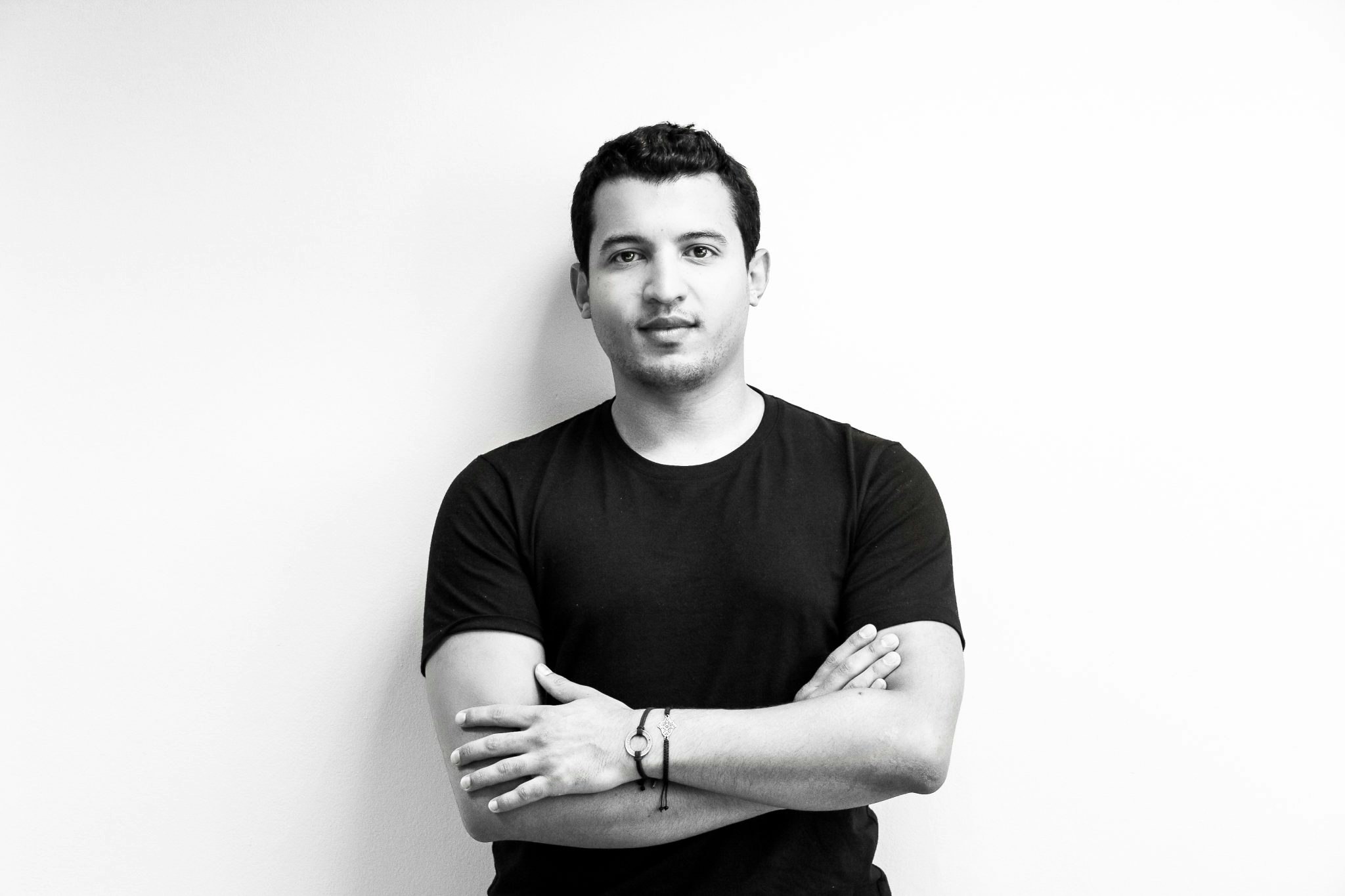 hullstack's tweet card. Many startups claim they are AI-driven when in reality they aren't. Here's how VCs and founders can cut through the noise.