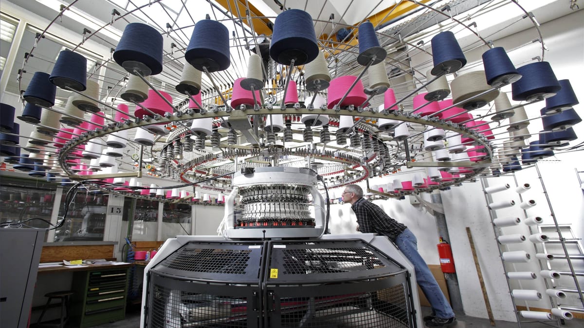 mining_8k's tweet card. Albstadt war einst das Herz der schwäbischen Textilindustrie. Doch die Branche gerät zunehmend unter Druck. Jetzt macht ein dort ansässiger Maschinenbauer dicht.