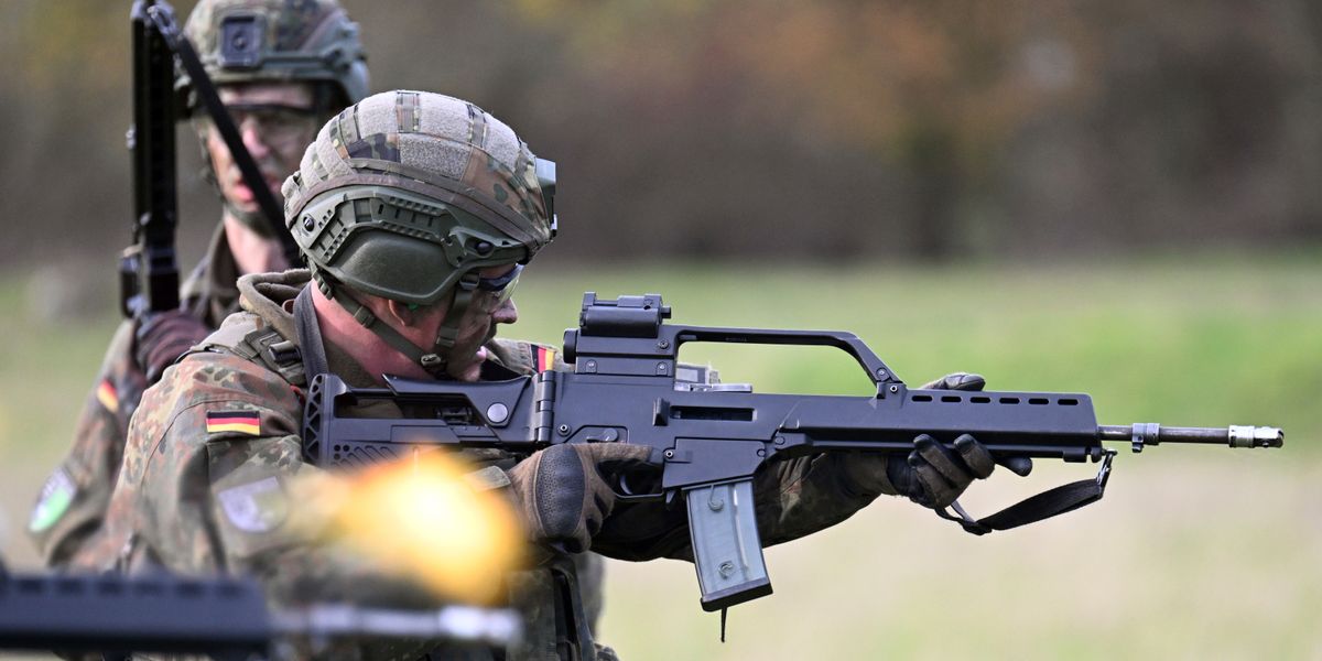 derspiegel's tweet card. Unbekannte haben Tausende Schuss Bundeswehr-Munition erbeutet. Nach ersten Ermittlungen hatte eine zivile Spedition die sensible Fracht über Nacht auf einem ungesicherten Parkplatz in Sachsen-Anhalt...