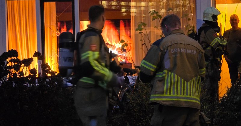 Haardvuurtje op grote televisie lijkt vlammenzee: buurvrouw schrikt en belt de brandweer