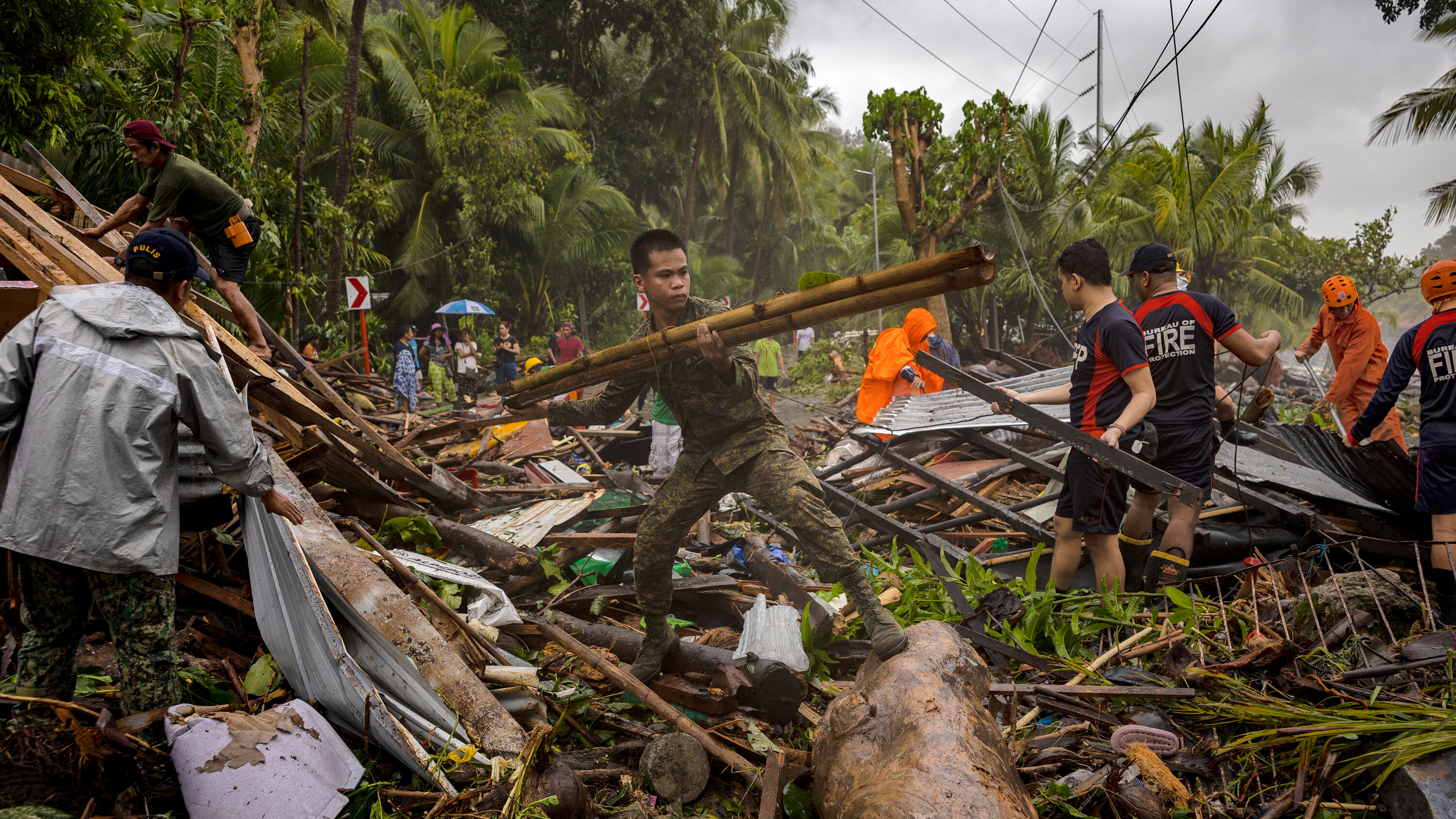 0x_exitnode's tweet card. Grabbing children and leaving their homes behind, residents evacuated before Typhoon Fung-wong hit.