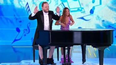 NoticiasRedetv's tweet card. Nas redes sociais, a apresentadora usa emoji envergonhado em vídeo compartilhado