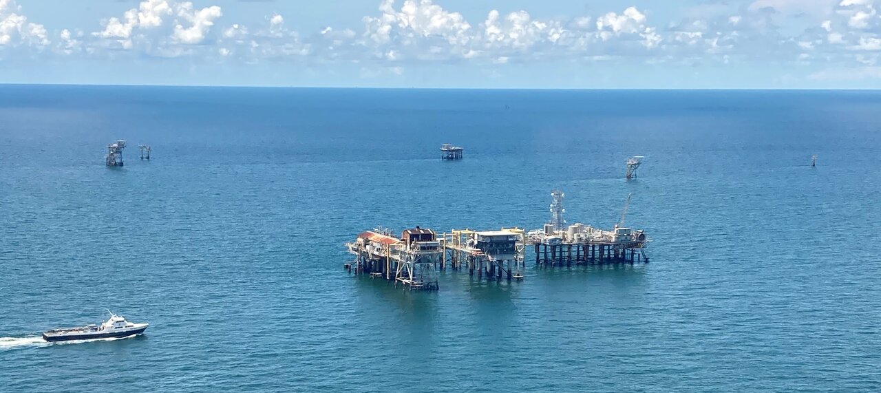 bobhillbrain's tweet card. By directly measuring greenhouse gas emissions from an airplane flying over the Gulf of Mexico, a University of Michigan-led team found that the nation's largest offshore fossil fuel production basin...