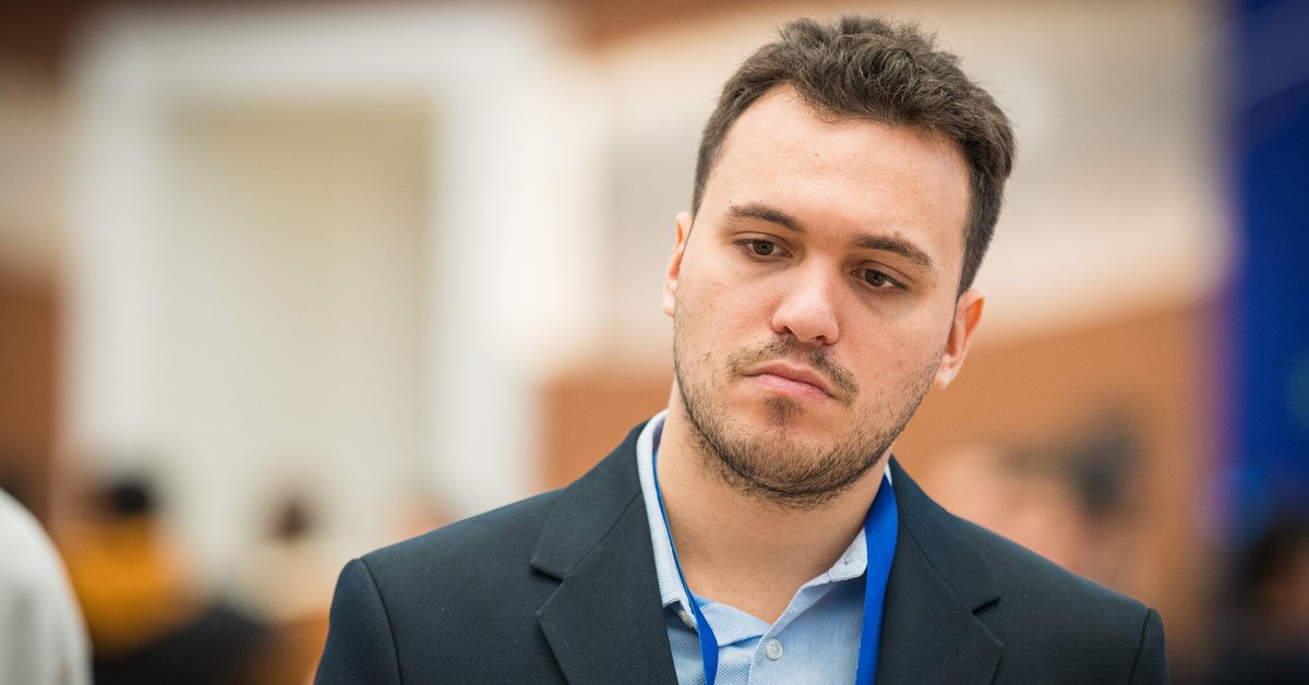 FilipZielinski_'s tweet card. — Mam nawet polski paszport. Na lotnisku miałem już kilka sytuacji, że podczas kontroli mówiono mi, że nie wyglądam i nie nazywam się jak Polak. A to skomplikowana sytuacja do wytłumaczenia straży...