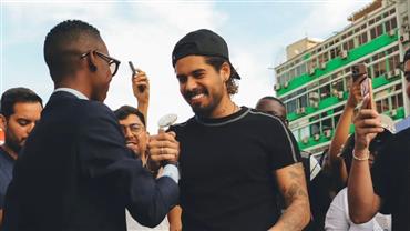 NoticiasRedetv's tweet card. Em viagem para o continente africano, Zé Felipe se apresentou e visitou uma escola primária em Angola