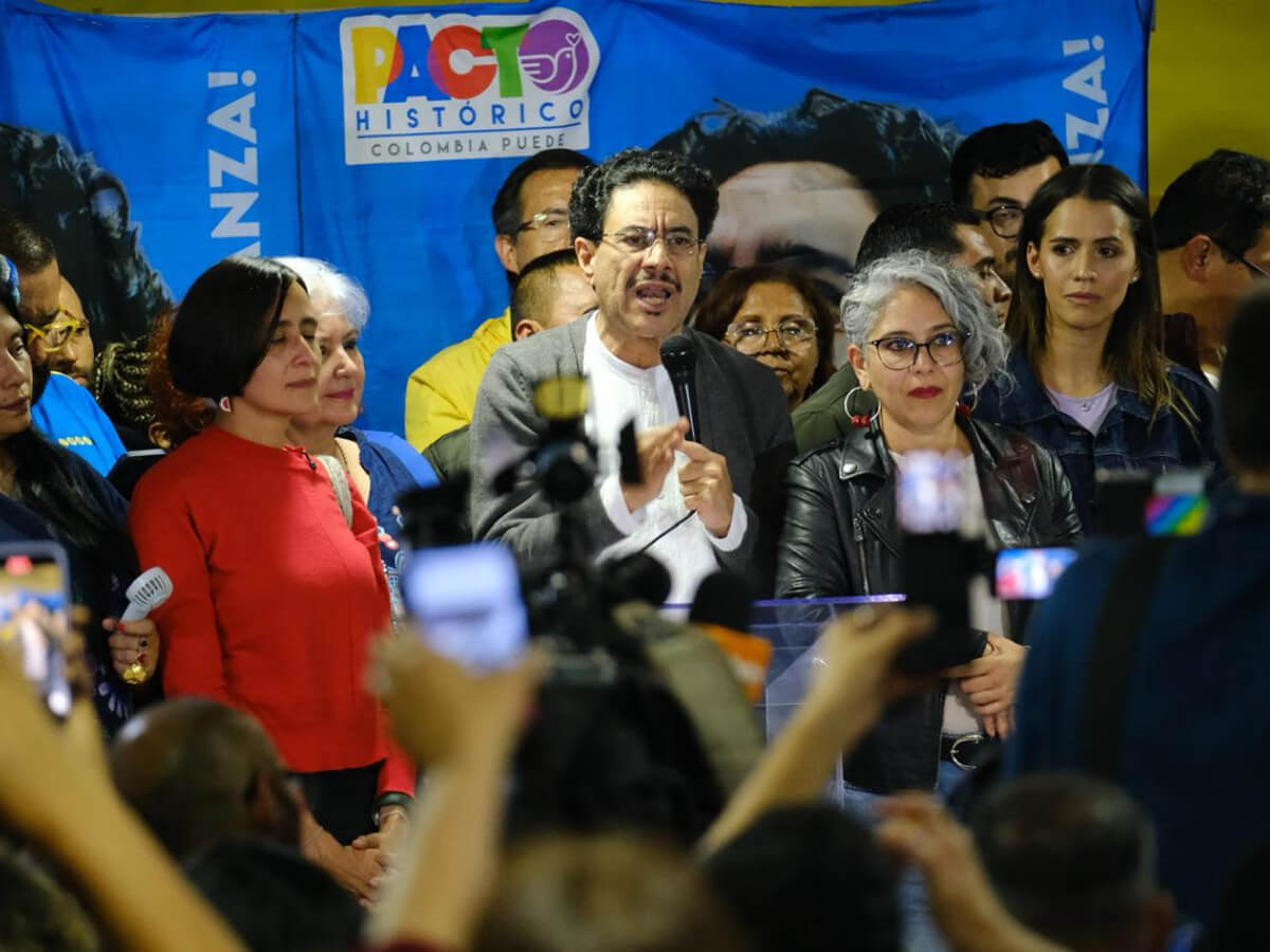 lasillavacia's tweet card. La consulta del Pacto Histórico, el movimiento que lidera el presidente Petro, sacó 2,7 millones de votos. Superó todas las expectativas.