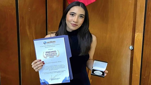 NoticierosRG's tweet card. La Dra. Azul Mariana Hernández Atilano, egresada en el 2024 de la Carrera de Médico Cirujano de la Universidad Autónoma de Guadalajara (UAG), recibió el Premio a la Excelencia Académica, que entreg…