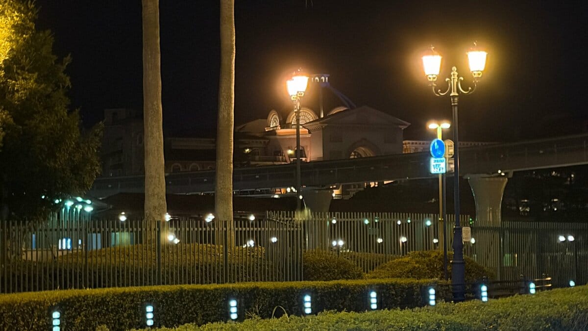 tdr_doria's tweet card. きのう夜、東京ディズニーシーのホテルミラコスタの宴会場に男が刃物を持って侵入し逃走した事件で、警察は逃げていた30代の中国籍の男を逮捕しました。この事件は、きのう午後8時ごろ、東京ディズニーシーのホテ…