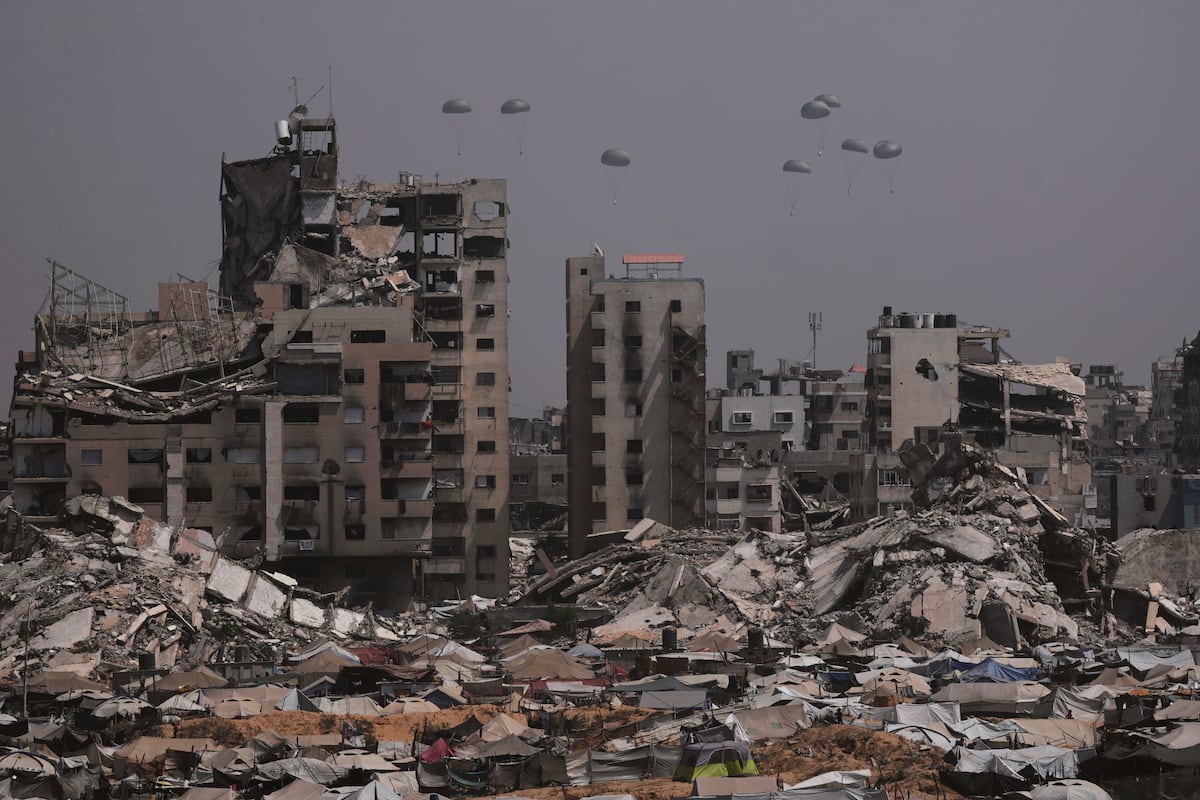 el_pais's tweet card. Trump atribuye “mucha responsabilidad” a Israel en la escasez de ayuda en la Franja | ONG israelíes hablan por primera vez de “genocidio” para definir la actuación de Israel en Gaza