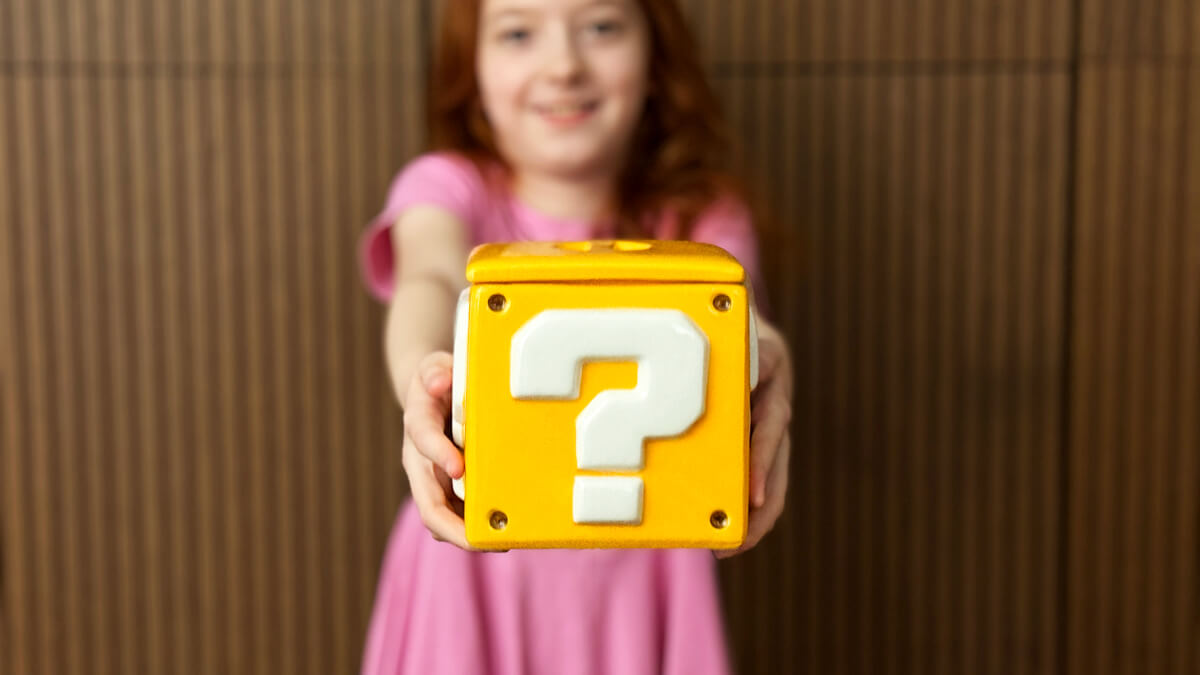 TataDeveloper's tweet card. Zielony Pikmin zza morza, gadżety Mario, i brelok z losową literką