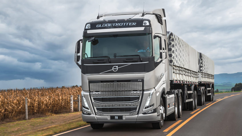 Poder360's tweet card. Motoristas profissionais das categorias C, D e E podem escolher cursos on-line e reduzir aulas práticas. Leia no Poder360.