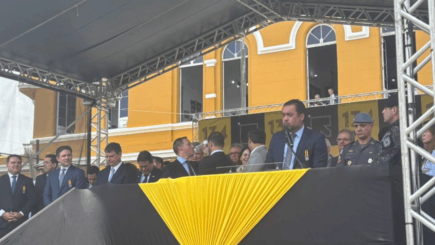 Poder360's tweet card. Governador do Rio elogia segurança pública em SP em cerimônia na sede da Rota, tropa de elite da Polícia Militar paulista. Leia no Poder360.