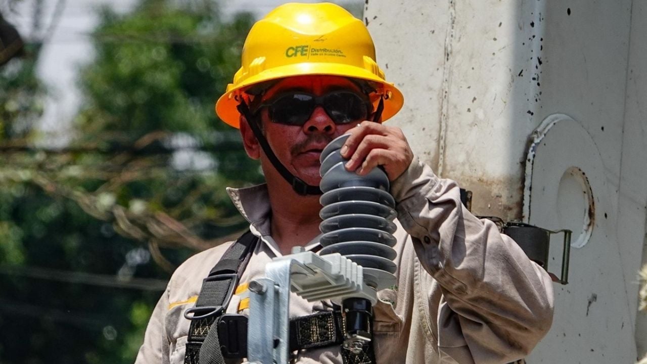 LsrHidalgo's tweet card. Los trabajadores de la Comisión Federal de Electricidad se encontraban en sus oficinas, hasta donde llegaron pobladores quienes se dijeron molestos y hartos